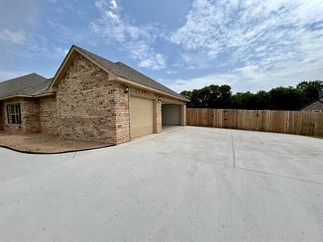 Building Photo - 4 Bedroom