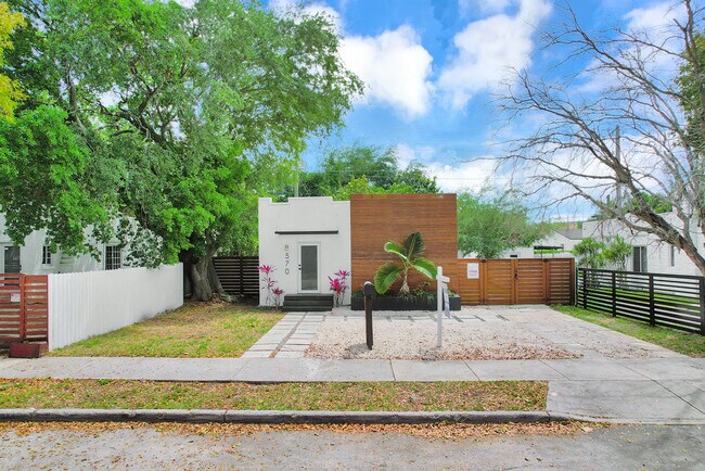 Foto del edificio - 570 NW 48th St
