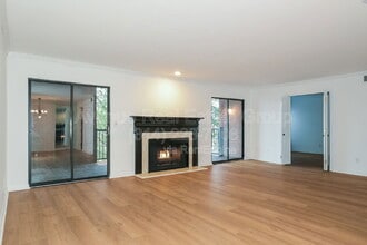 Building Photo - 590 Sarah Ln