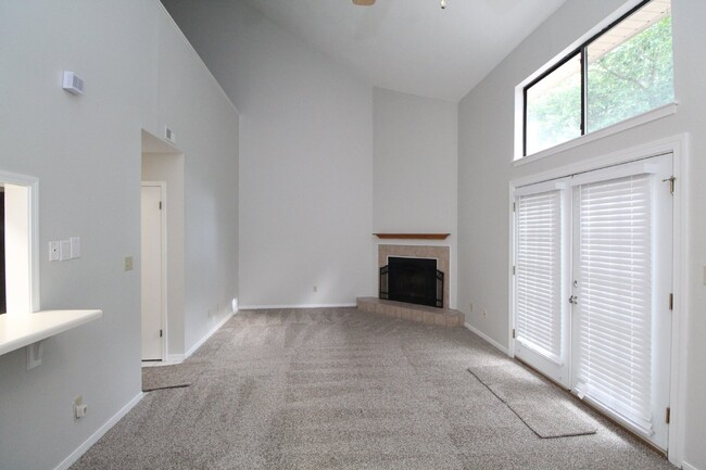 Building Photo - Spacious 3BR Townhouse in Cordova: Pool, T...