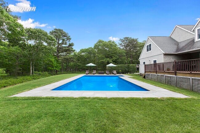 Building Photo - 10 Knoll Ln