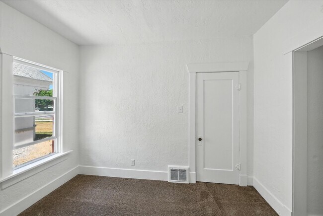 Building Photo - 90 W 200 S