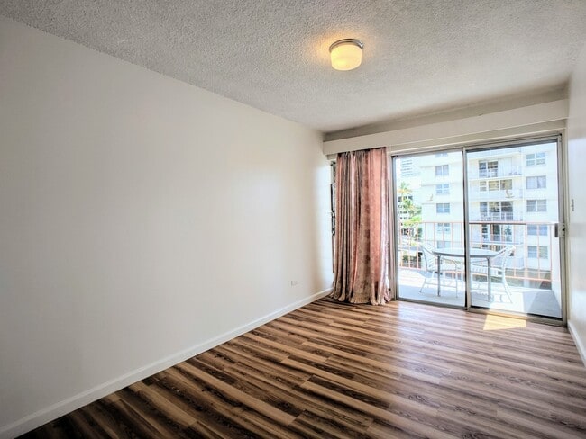 Foto del edificio - Partly Furnished 1-Bedroom 1 Bath with No Parking at Hawaiian Crown in Waikiki