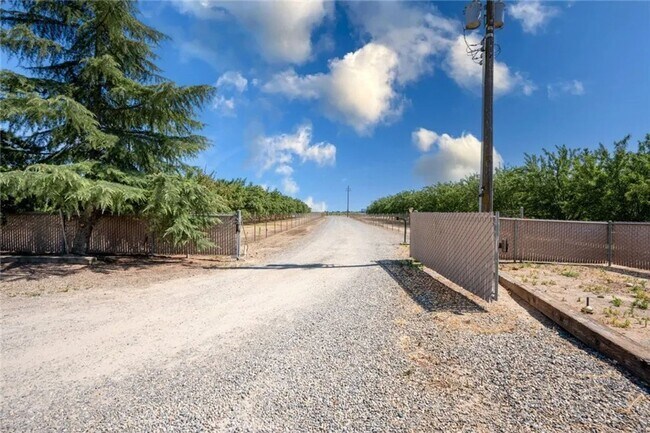 Building Photo - Chowchilla Beauty on Acreage