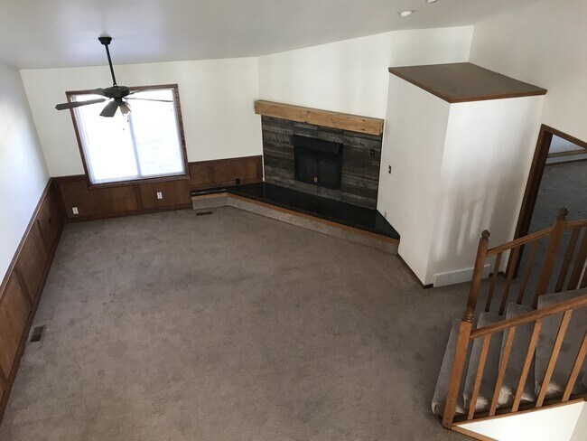 Building Photo - 5bdrm Home on large lot with plenty of spa...