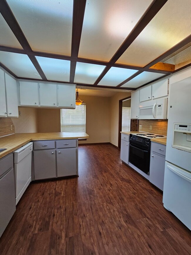 Foto del edificio - (3)Bed/(2) Bath with Shelter Avail NOW! Pe...