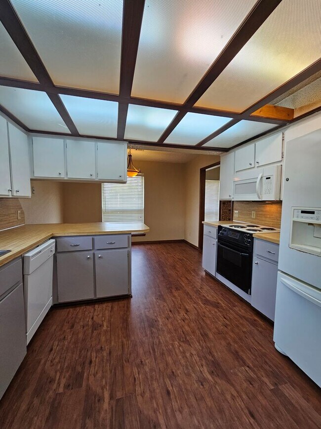 Photo - (3)Bed/(2) Bath with Shelter Avail NOW! Pet Negotiable. House