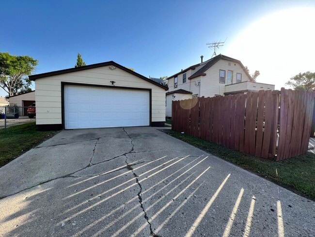Building Photo - 905 S State ST - Almost 2800 Square feet