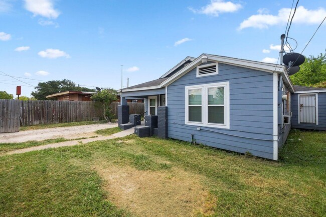 Building Photo - 3846 Lydia St