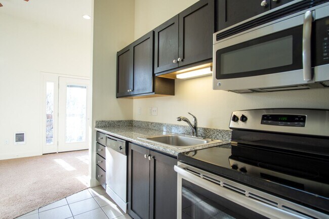 Foto del edificio - Corner 2 Bedroom with DW, W/D, Fireplace + Juliette Balcony!