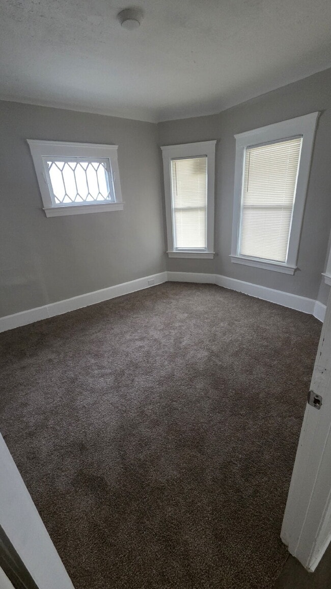 Foto del edificio - "2 Bedroom Duplex w/Built in Wine Rack!?! Whaaat?!?!"