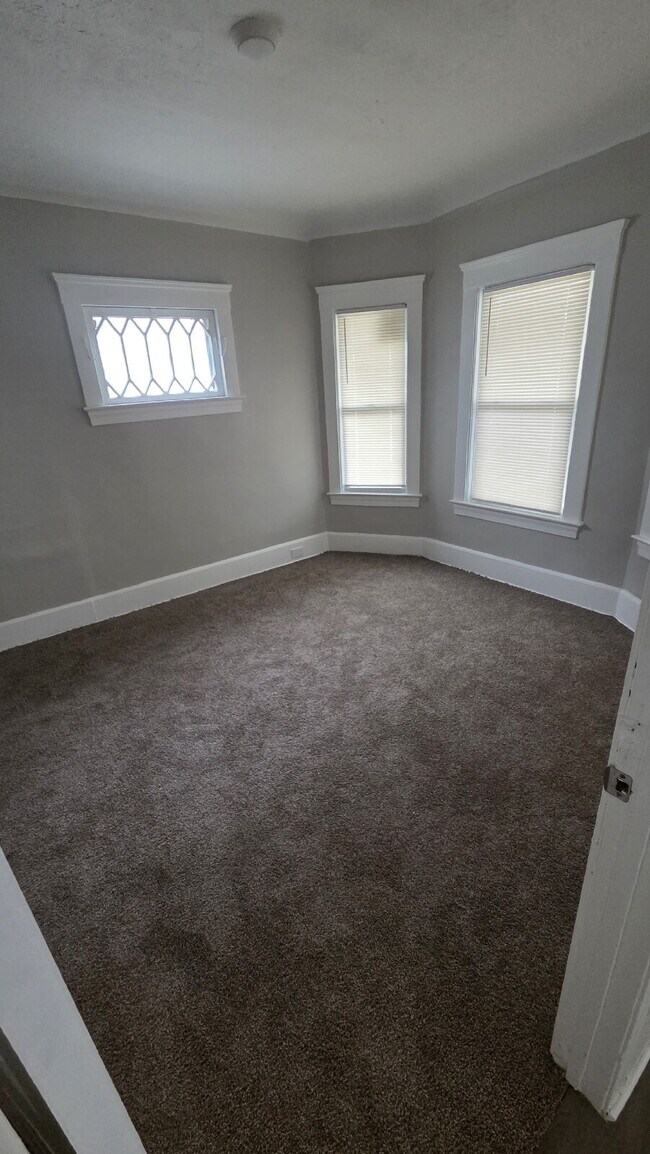 Building Photo - "2 Bedroom Duplex w/Built in Wine Rack!?! Whaaat?!?!"