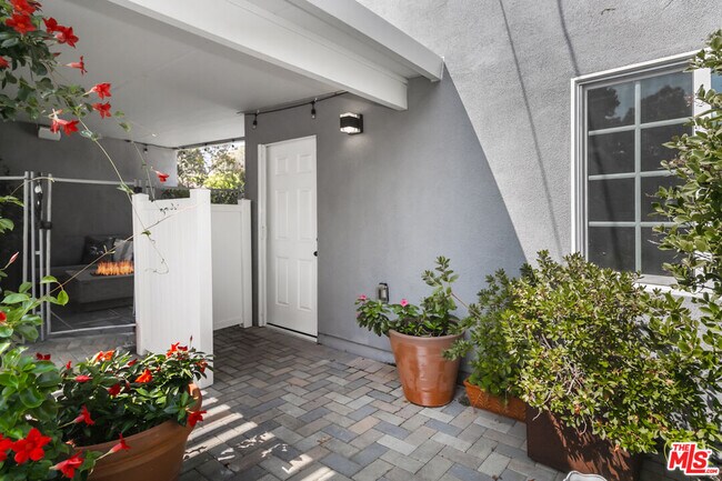 Foto del edificio - 4735 Noble Ave