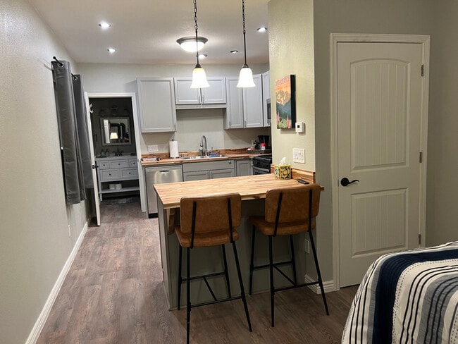 Building Photo - 2030 Watts Ln