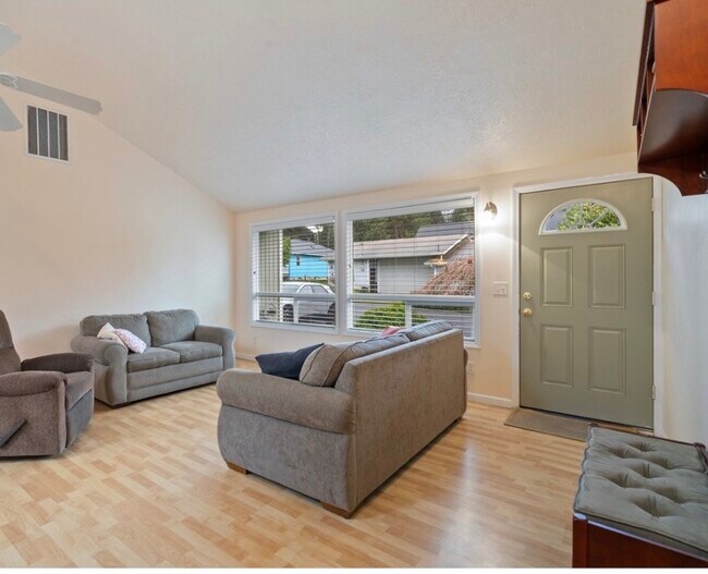 Building Photo - 1233 Nehalem Ave