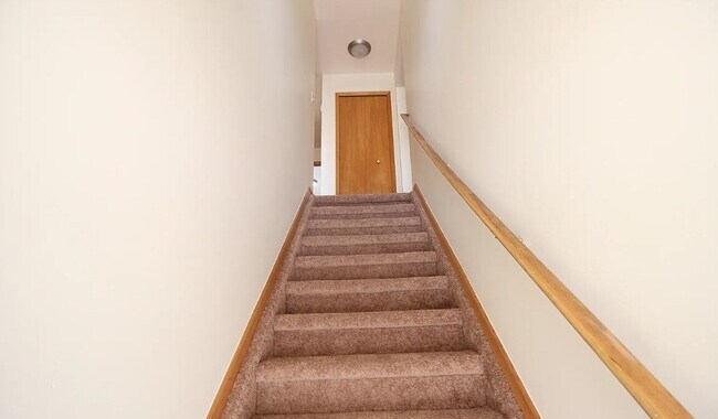 Foto del edificio - 2 Bedroom Upper Condo w/ Open Kitchen to Living Room Space. All Appliances Included along with Wa...