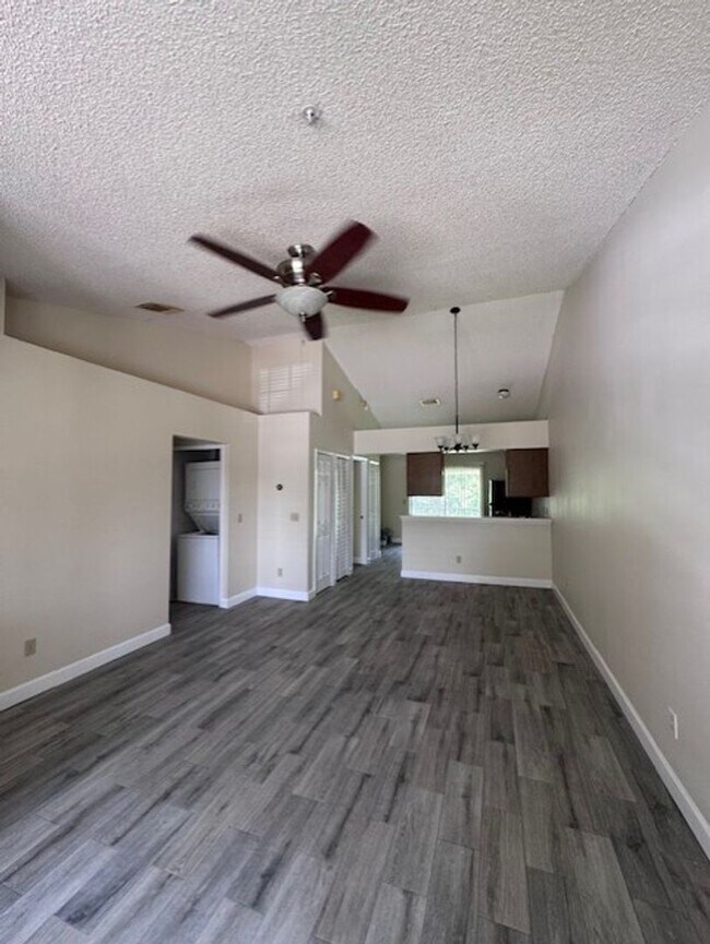 Foto del edificio - Second floor, 2/2 unit with wooded view near UCF