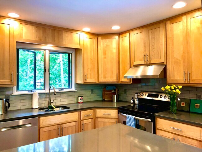 Building Photo - 28 N Hollow Dr