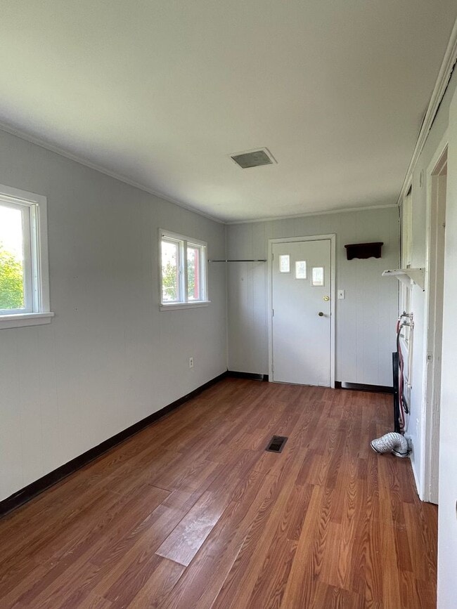 Building Photo - Charming 2 Bed / 1 Bath Single-Family Home...