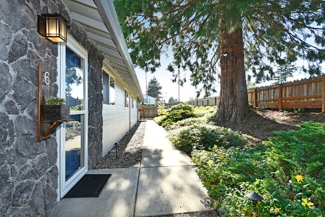 Building Photo - 8 SE 136th Ave