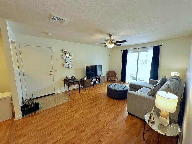 Foto del edificio - 176 Maple Ave