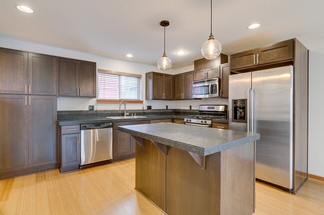 Foto del edificio - Bright, Modern 3 bed 2.5 Bath Townhome in ...
