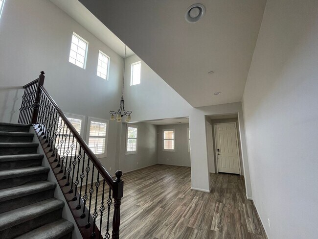 Foto del edificio - Spacious Chula Vista Home | 2 Car Garage | Pools, Gym & Tennis Courts