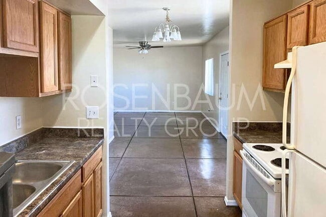 Building Photo - Charming and cozy 2-bedrooms, 1-bath apart...