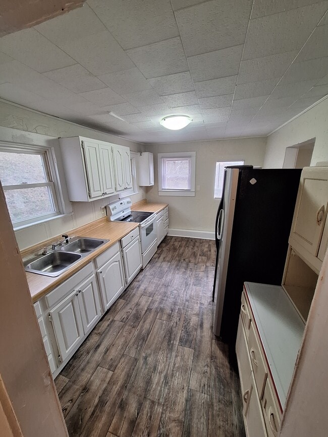 Building Photo - 5771 Seneca Trl S