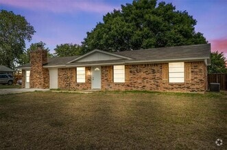 Building Photo - 810 S Western Hls Dr