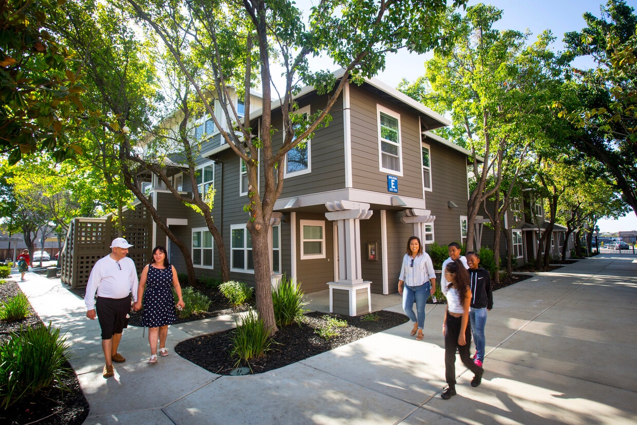 Primary Photo - Sunset Creek Apartments