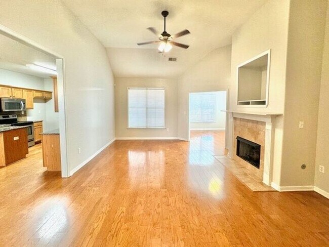 Building Photo - Spacious 2 Bedroom 2 Bath with Bonus Room
