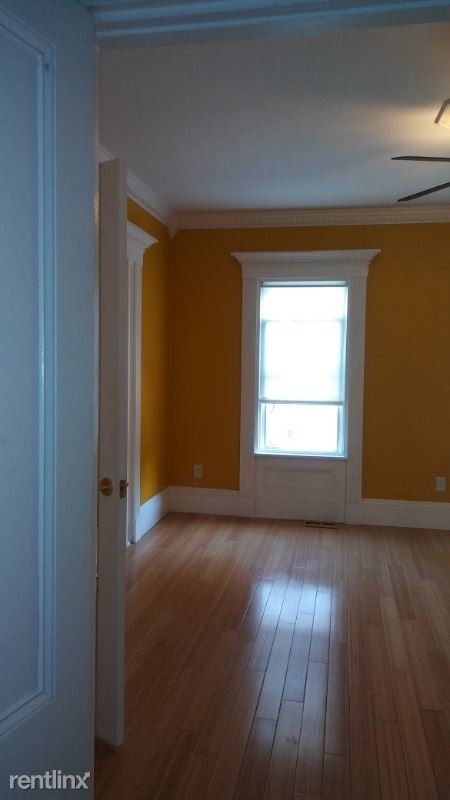 Building Photo - 3 br, 1 bath Apartment - 107 Ash St 1 Unit 1