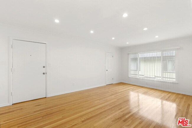 Foto del edificio - 1235 N Harper Ave