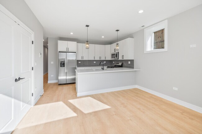 Foto del edificio - 6639 S Langley Ave