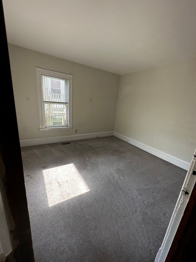 Building Photo - Newly Renovated 5 bedroom - Available June...
