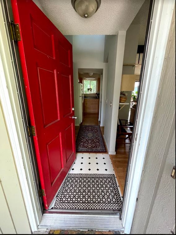Entryway - 2527 Superior St