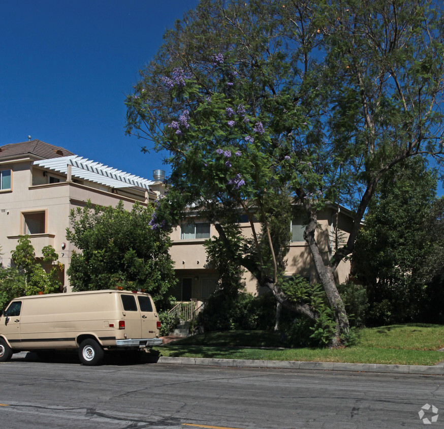 Building Photo - 553 E Angeleno Ave