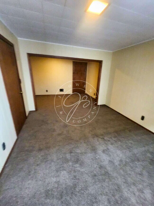 Building Photo - HUGE 2 bed 1 bath apartment ready for you to call home.