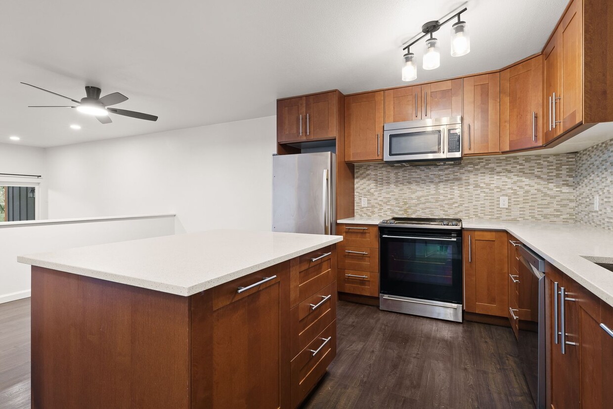 Primary Photo - 3 Bed/ 2.5 bath Tanglewood Condo