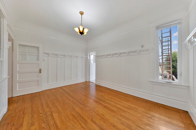 Livingroom - 714 Bay St