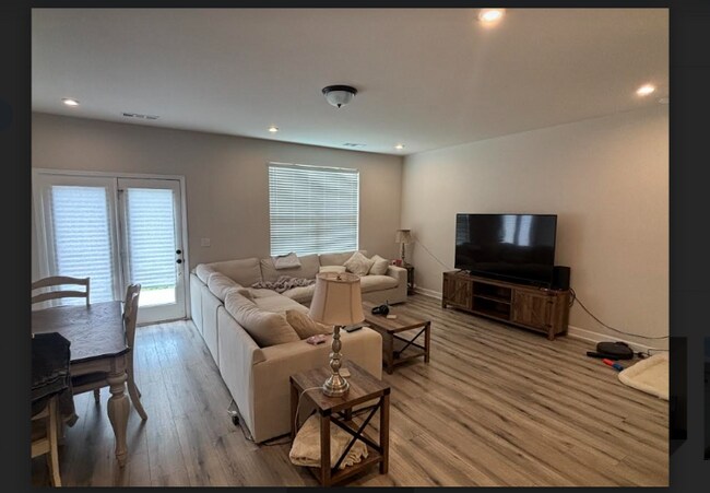 Building Photo - 118 Fister Dr