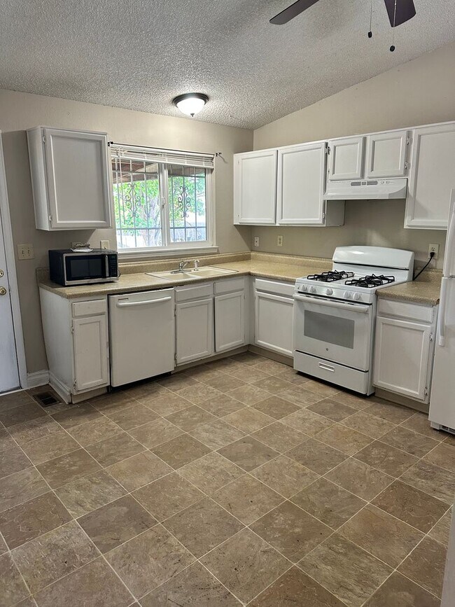 Building Photo - 4 Bedroom 2 Bathroom Single-Family Home in...