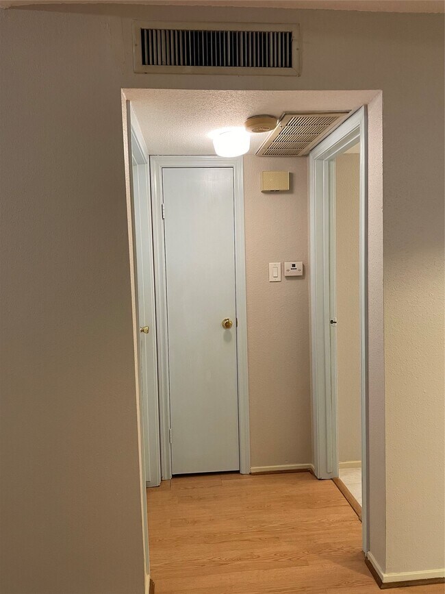 Foto del edificio - 7950 N Stadium Dr