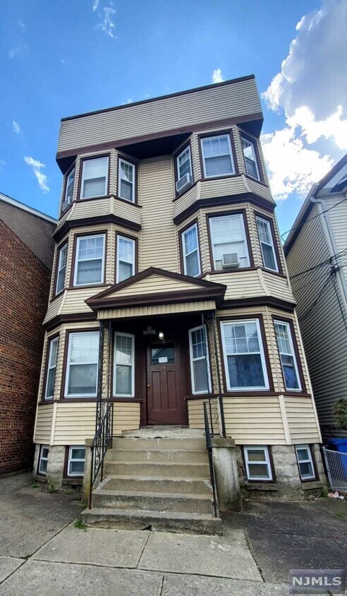 Primary Photo - 14 Halstead St