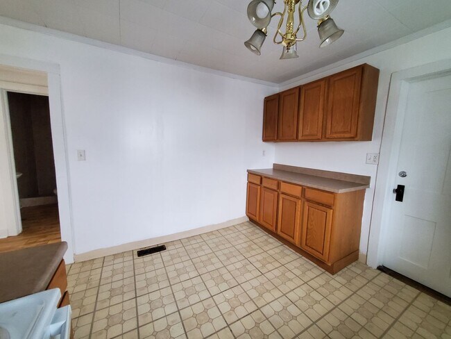 Building Photo - Get it now to see it. Perfect for young family. Great location