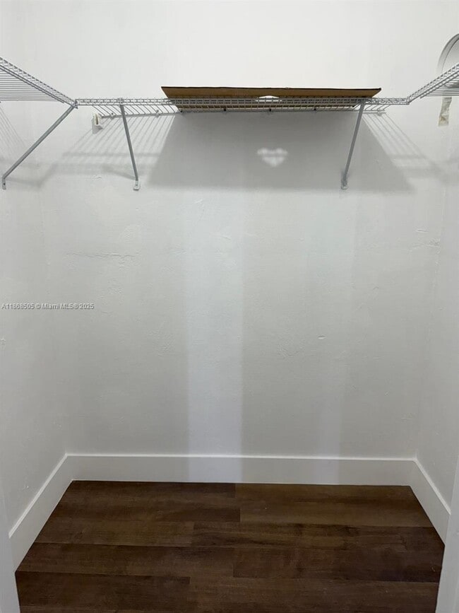 Foto del edificio - 1350 W 53rd St
