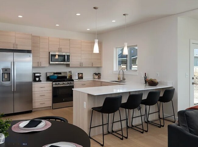 Building Photo - 3 bed/2.5 bathroom Townhouse