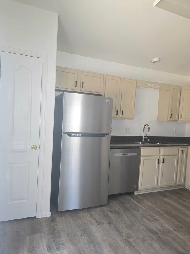 Foto del edificio - Beautiful townhouse with updated bathrooms. Available now!