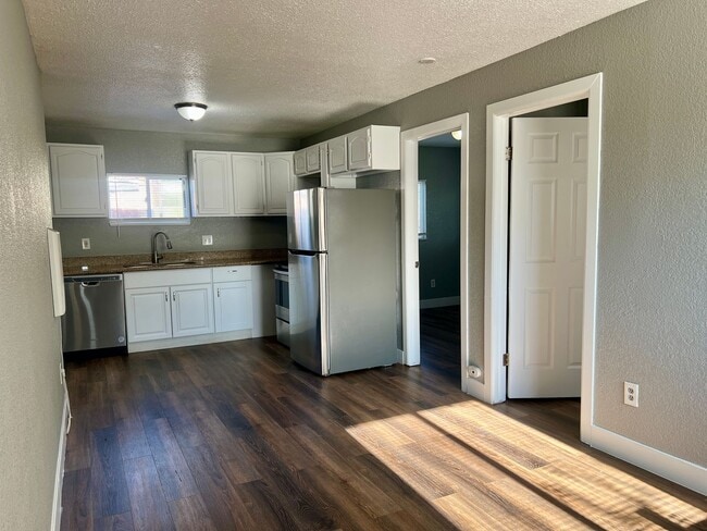 Building Photo - Backside Duplex in Park Hill Available!